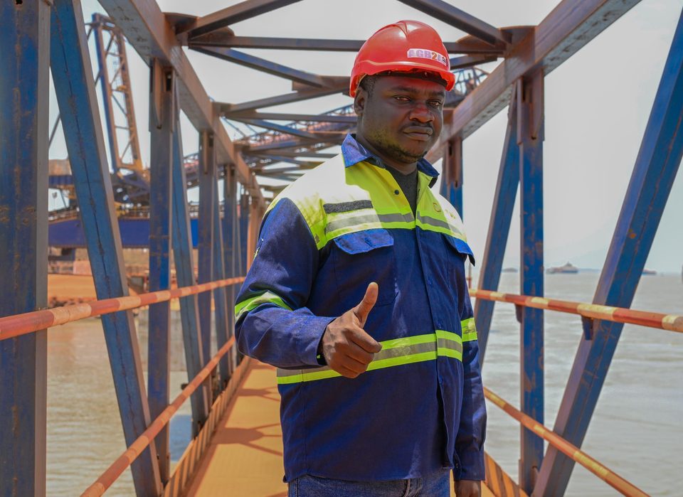 Équipe technique sur une structure portuaire