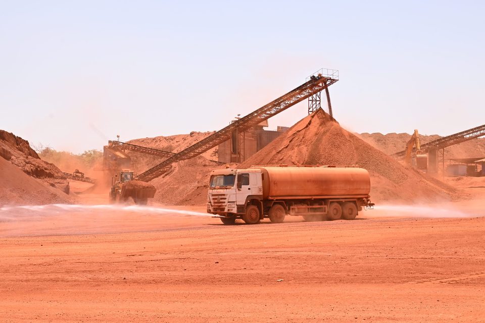 Arrosage des pistes pour limiter les poussières