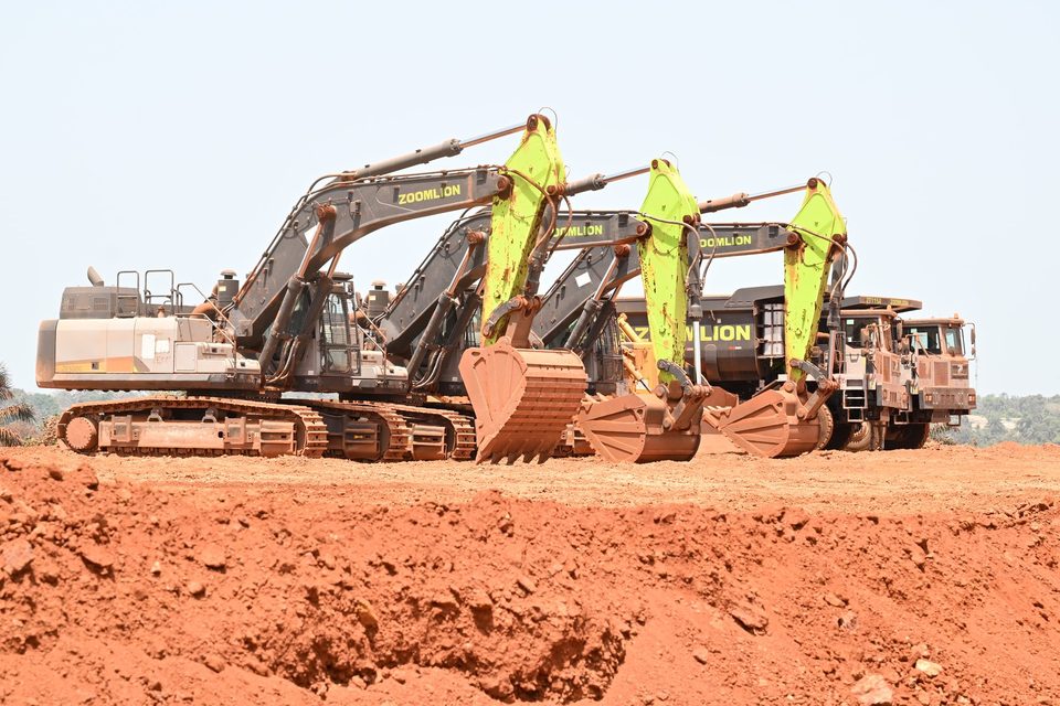 Flotte d'excavateurs sur site