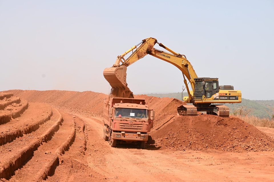 Excavateur au chargement