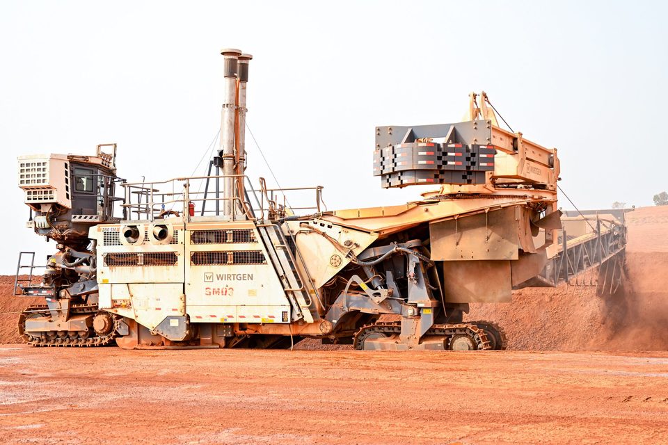 Surface Miner en action sur un plateau de Boffa