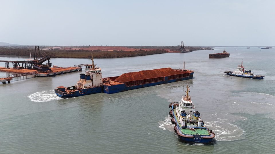 Barge chargée en transit sur le Rio Pongo