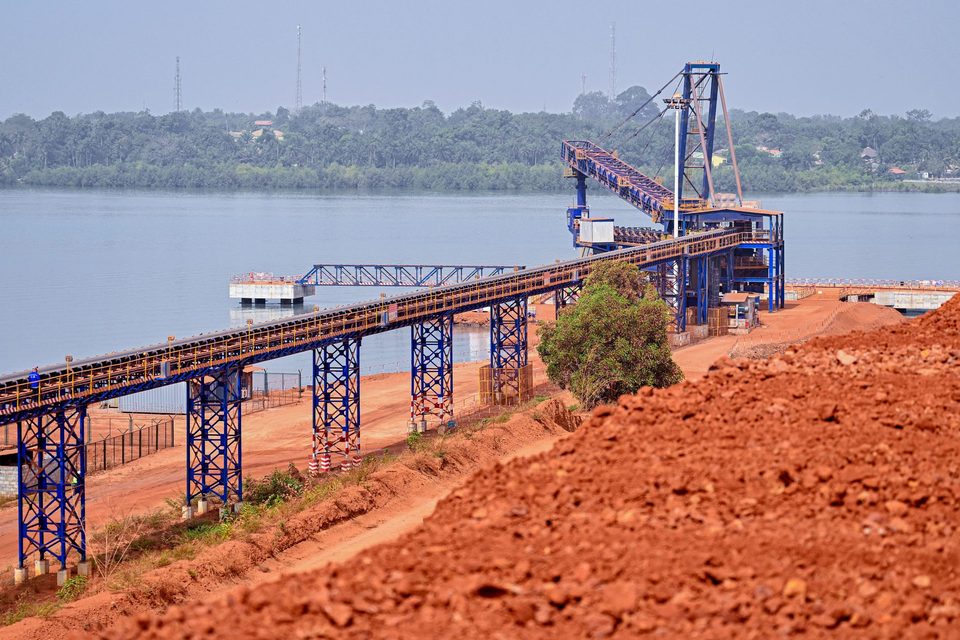 Portique de chargement en bord de fleuve