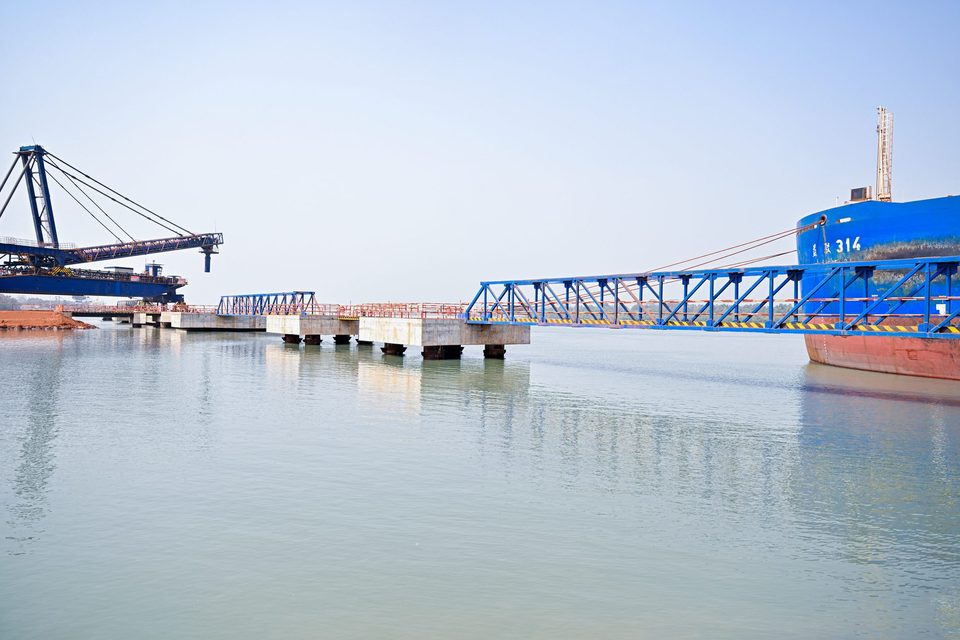 Portique de chargement et barge à quai