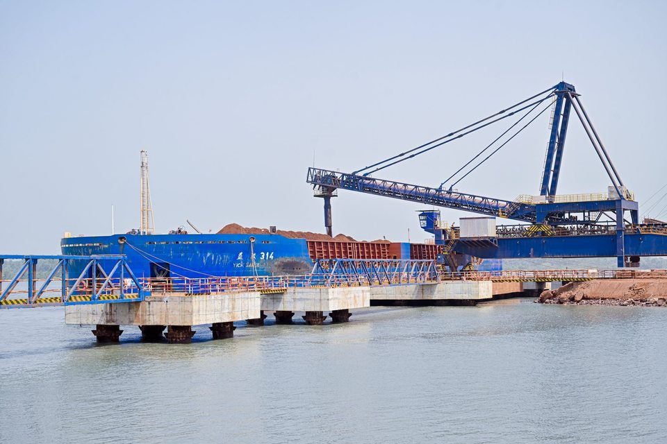 Quai et stock de bauxite