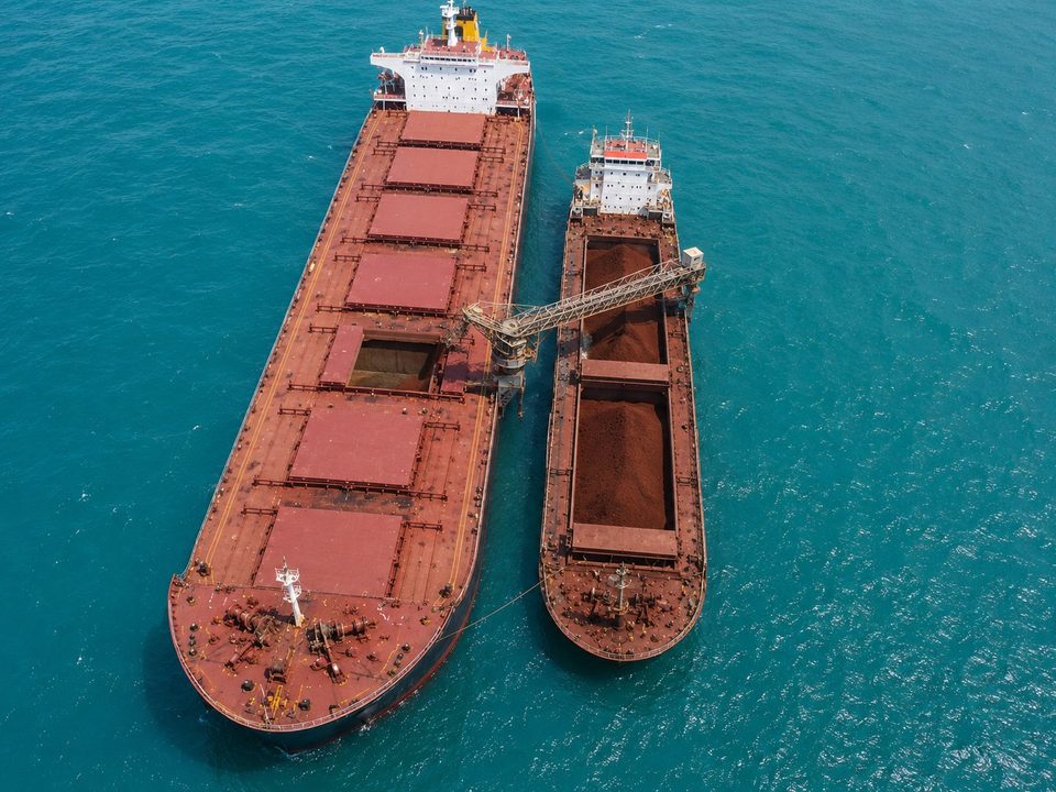Transbordement vers un navire Capesize, vu du ciel
